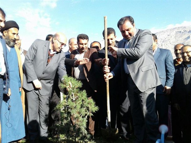 غرس 38نهال به مناسبت سی و هشتمین سالگرد انقلاب اسلامی در لنده+تصاویر