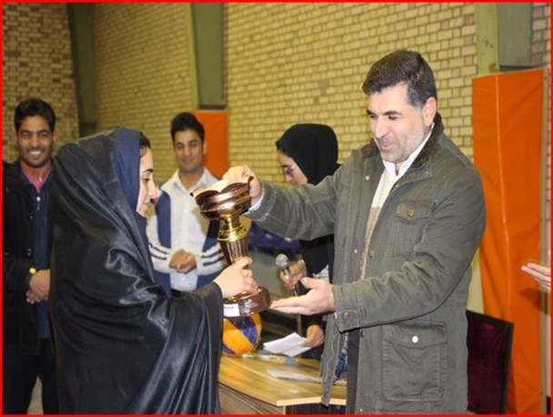 بوسه والیبالیست های بهزیستی زیرکوه بر جام قهرمانی
