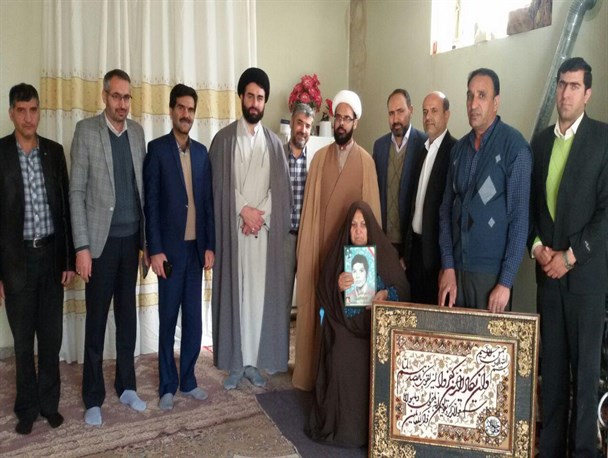 دیدار مسئولان با خانواده شهید انقلاب در شهر دستگرد