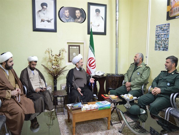 نشست دغدغه مندانه فرمانده سپاه استان و روحانیون شهرستان فارسان با محوریت مسائل فرهنگی