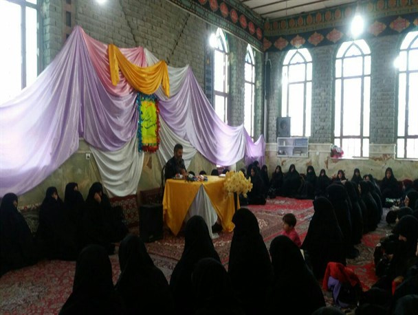 جشنواره غذا و مراسم جشن انقلاب با حضور خواهران بسیجی در فامنین برگزار شد