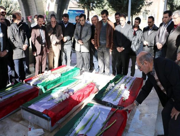 قبور مطهر پنج شهید گمنام دانشگاه آزاد اسلامی شهرکرد گلباران و عطرافشانی شد