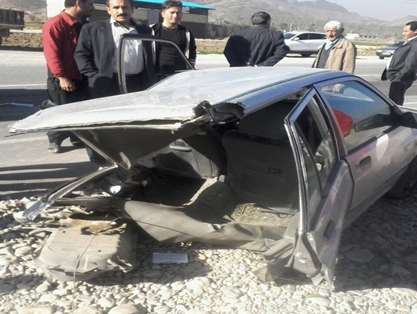 دو نیمه شدن خودروی پراید و نجات معجزه آسای سرنشینان آن در باشت + تصاویر