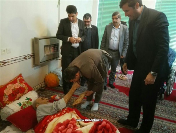 بوسه فرماندار ممسنی بر دستان پدر شهید غلام جعفری + تصویر