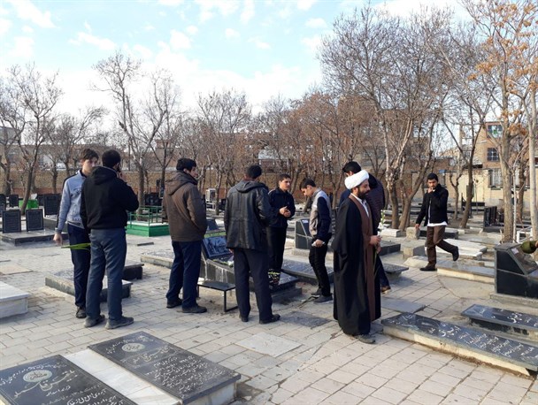 تجدید پیمان طلاب حوزه علمیه با شهدای انقلاب و غبارروبی مزار شهدا
