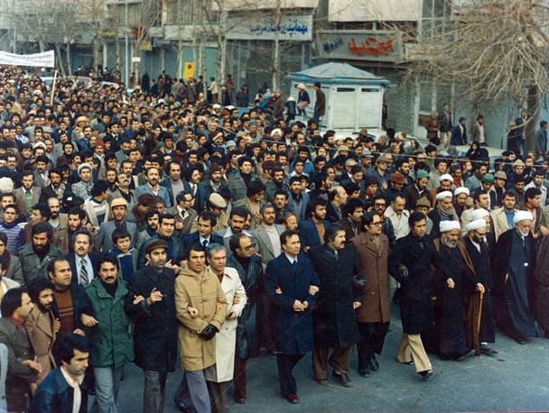 18بهمن 57؛ راهپیمایی هزاران نفری مردم مشهد در پشتیبانی از دولت موقت