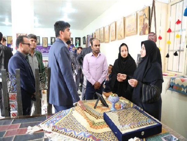 نمایشگاه توانمندی های بانوان کنگان در زمینه صنایع دستی افتتاح شد + تصویر