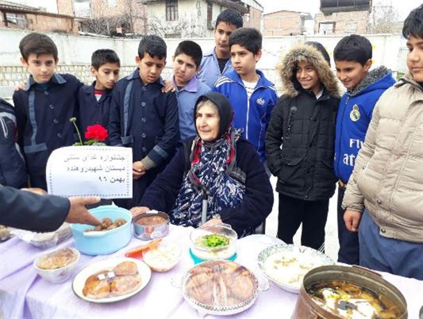 جشن انقلاب با نمایش غذاهای سنتی در مدرسه + تصاویر
