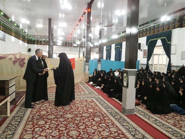 دانش آموزان برتردبیرستان الزهرا( س) آیسک شهرستان سرایان تقدیر شدند