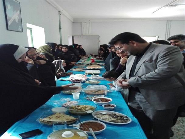 برگزاری جشنواره غذاهای سالم و محلی بمناسبت دهه فجر در حاجی آباد/تصویر