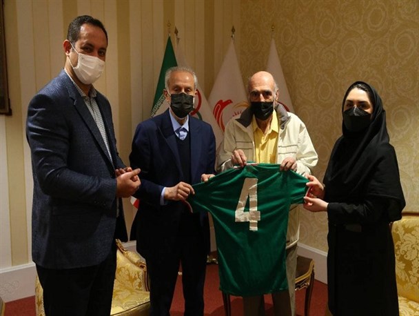 اهدای لباس داور پیشکسوت فوتبال ایران به موزه ملی ورزش، المپیک و پارالمپیک + عکس