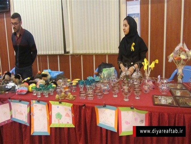 دومین بازارچه خیریه نوروزی هنرمندان در اراک برپا شد