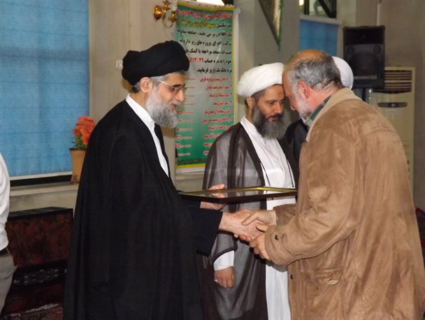 از اعضای هیأت امنای مساجد فعال در مجمع خیرین قرآنی شهرستان تقدیر شد