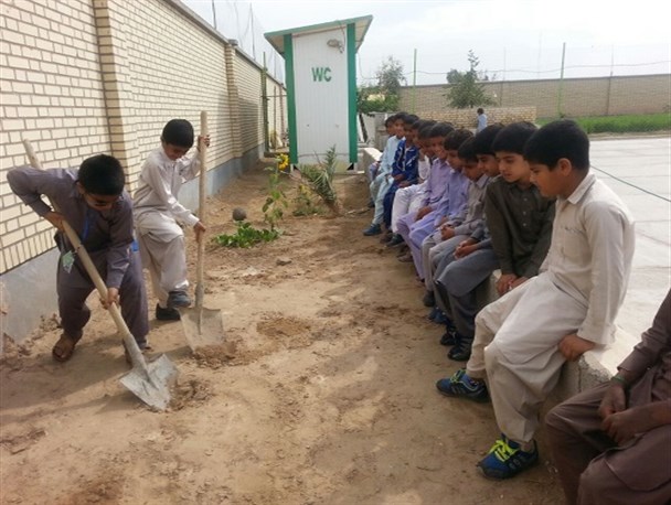 کاشت نهال درخت اکالیپتوس توسط دانش آموزان دلگانی+ تصاویر