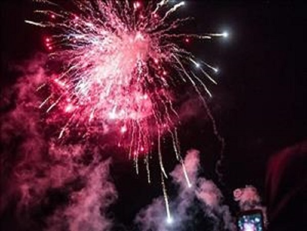 نورافشانی در شب چهارشنبه آخر سال 94 در تبریز/ نصب سفره های هفت سین در سطح شهر