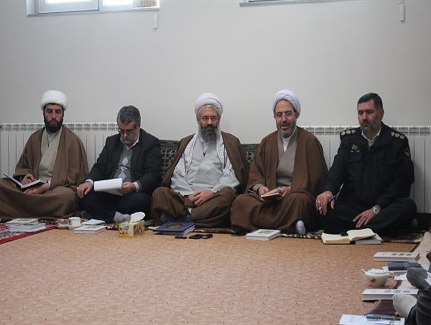 زمان انتخابات شخصی را انتخاب کنیم که برنامه‌های اقتصادی و فرهنگی دارد