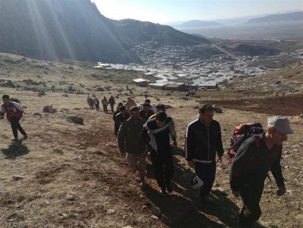 صعود بسیجیان شهرستان دالاهو به ارتفاعات کرندغرب + تصاویر
