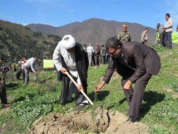 کاشت نهال توسط ۱۰۰ گروه جهادی خراسان رضوی روز سازندگی و منابع طبیعی