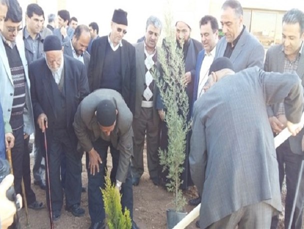پدران شهدا به یاد شهیدان نهال غرس کردند