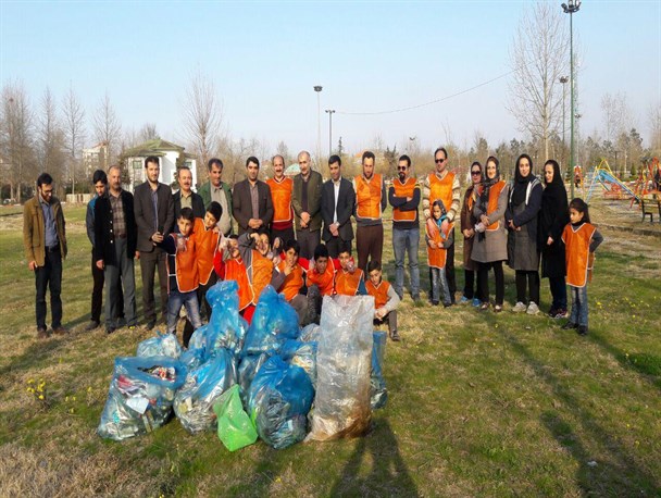 جمع آوری زباله پارک ابریشم توسط دوستداران محیط زیست صومعه سرا
