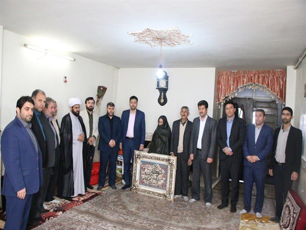 دیدار مسئولان کهریزک با مادر نمونه باقرشهری