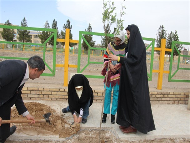 دانش آموزان قاینی ۱۲۰ اصله نهال را در بلوار ساحل قاین غرس کردند + تصاویر