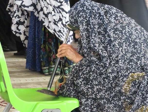 حضور متفاوت پیرزن ۷۰ ساله یاسوجی در نماز جمعه+تصاویر