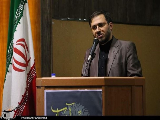 شاعر کسی است که درد مردم را بگوید و همگام با آنها حرکت کند