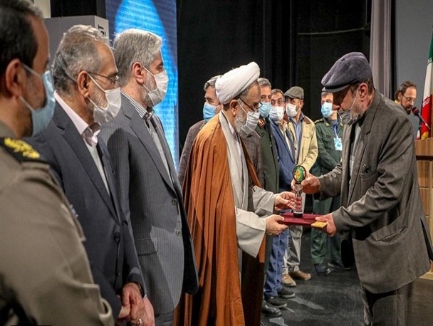 کتاب از مولفه های تحقق جهاد تبیین است/ فرهنگ نامه شهدای استان مرکزی در انتخاب بهترین کتاب سال دفاع مقدس شایسته تقدیر شد