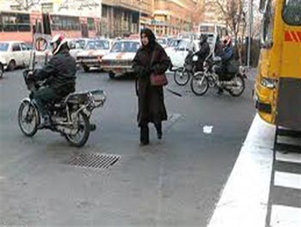 حمله سارقین خیابانی چاقو به دست به بانوی سقزی