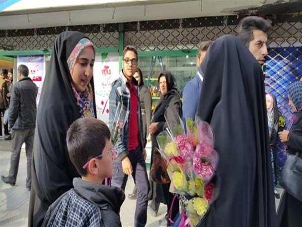 پاسداشت حجاب و تکریم بانوان محجبه سطح شهر ارومیه با اهداء یک شاخه گل