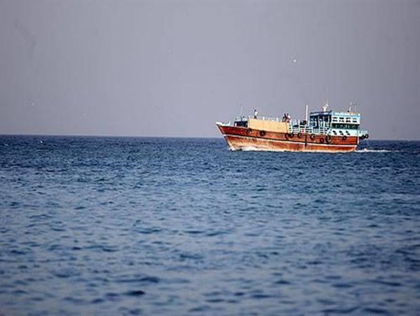 امواج خروشان خلیج فارس لنج باری را به کام خود کشاند