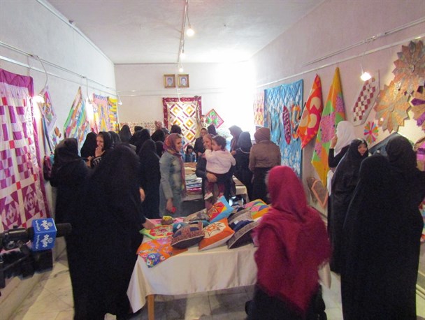 بر پایی نمایشگاه و فروشگاه هنرهای دستی بانوان به مناسبت هفته زن در فیروزکوه