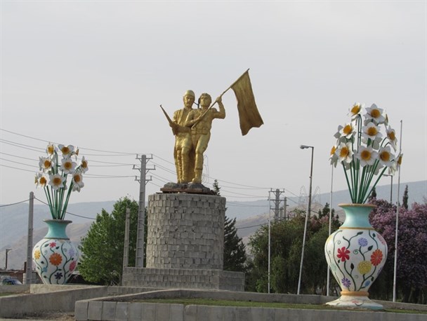 نماد ایثار و مقاومت مردان کهگیلویه و بویراحمدی در میدان ورودی شهر چرام+تصاویر