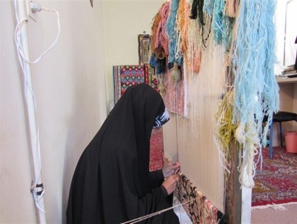 بسیجیان اسلام آبادی برای تحقق اقتصاد مقاومتی دست به کار شدند/ دانشجویی که با فرش بافی کارآفرین شد