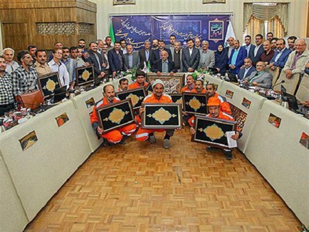 طنزمان نمی آید وقتی، کارگران نارنجی پوش می نشینند کف شورا برای عکس یادگاری!