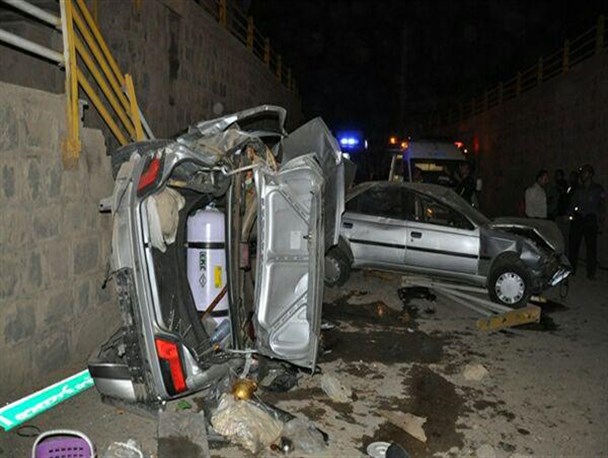 مصدومیت ۷ نفر بر اثر سقوط دو خودرو به داخل پل در اراک+تصویر