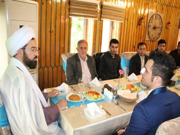 ضیافت ناهار امام جمعه اسالم برای قهرمان جهانی کیک بوکسینگ