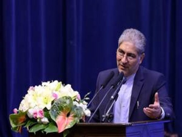 نیاز داریم که بزرگان خود را به نسل حاضر و آینده معرفی کنیم / بوسه استاندار بر دستان خیر مدرسه ساز