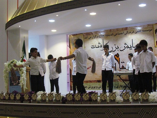 رقصیدن در مراسم روز معلم روی سن در بستک+تصاویر
