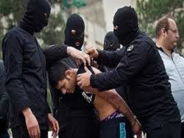 دستگیری ۴ نفر از اراذل و اوباش رباط کریم با شلیک گلوله