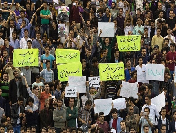 آن مرد آمد، وعده‌های 92 را تکرار کرد و رفت!/ مردم فریاد زدند: روحانی وعده‌‌لرین بَس هانی؟