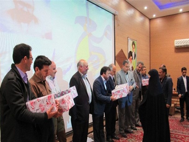همایش تجلیل از معلمان نمونه تیران و کرون برگزار شد+ تصاویر