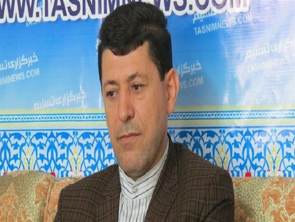 افرادی سازمان‌یافته بنرهای رئیسی را در کردستان پاره می‌کنند