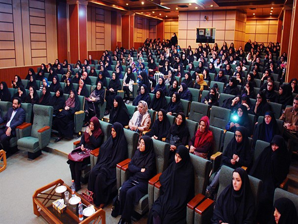 پای‌بندی به ارزش های اسلامی مانع حضور زنان در جامعه نمی شود