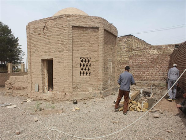 مرمت بنای تاریخی مزار میرزاهای سرایان آغاز شد