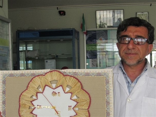 کم توجهی خانواده ها به سرمایه گذاری علمی برای فرزندان/ عشق به کار و رفاقت با دانش آموزان رمز موفقیت من است