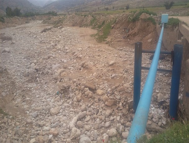 خطر تخریب بیخ گوش تنها پل ارتباطی روستای"تنگ می" چرام+تصاویر