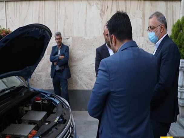 شهردار تهران از یک خودروی برقی بازدید کرد