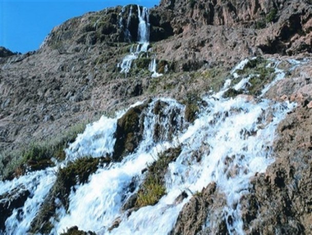 آبشار زیبای مُنج در شهرستان دنا+تصاویر
